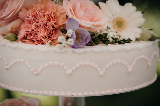 weiße Fondanttorte mit Blüten